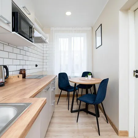 3 - Stylish 2br Apartment, Airport Access, Near Old Town Apartman