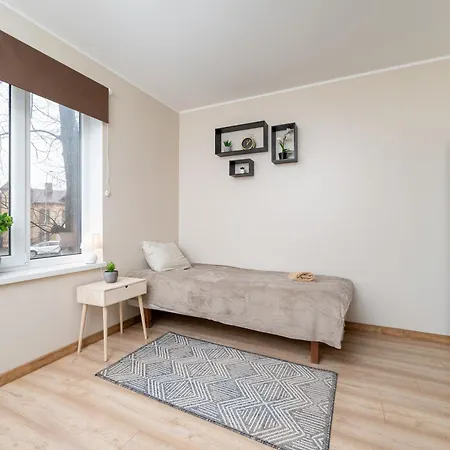 3 - Stylish 2br Apartment, Airport Access, Near Old Town Apartment *