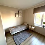 3 - Stylish 2br Apartment, Airport Access, Near Old Town Lägenhet *